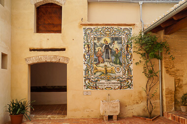 Foto del panel cerámico en su nueva ubicación en la antigua casa de Ramón Flor