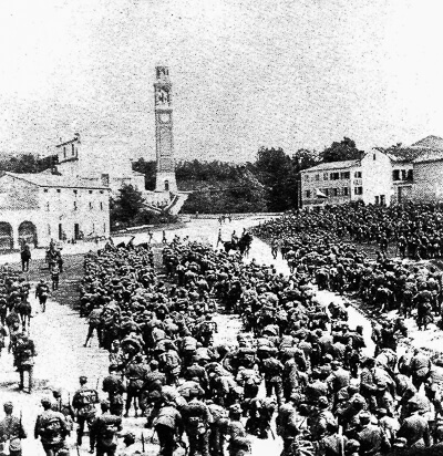 Soldados italianos y franceses en Santa Eulalia en 1916. Al fondo se aprecia la iglesia