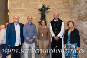 Diversas autoridades frente al altar