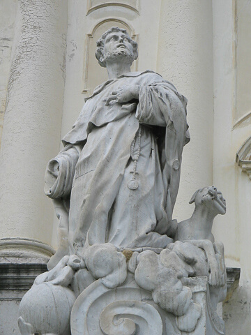 Estatua de San Bernardo en el exterior de la iglesia de Santa Eulalia