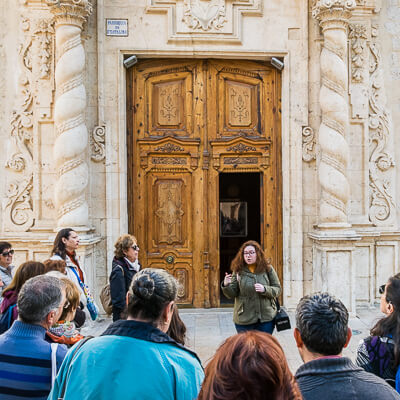 Ruta "Entre Comarques" frente a la iglesia de Santa Catalina en Alzira