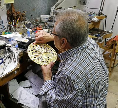 Bernardo Cano trabajando en su joyeria