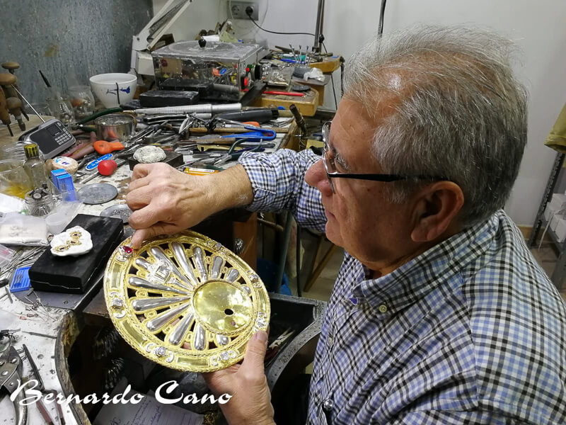 Bernardo Cano trabajando en su taller