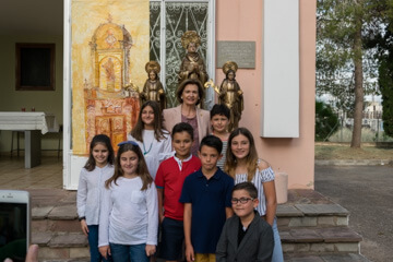 Los niños-actores con la presidenta de la Archicofradía, Consuelo Peris.