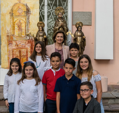 Los niños-actores con la presidenta de la Archicofradía, Consuelo Peris.