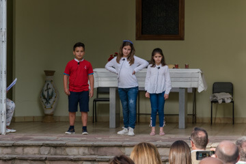 Los niños haciendo de Bernardo, María y Gracia