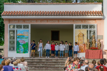 Todos los actores al finalizar la obra teatral