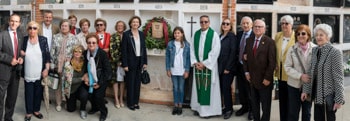 Cofrades en el cementerio de Onda