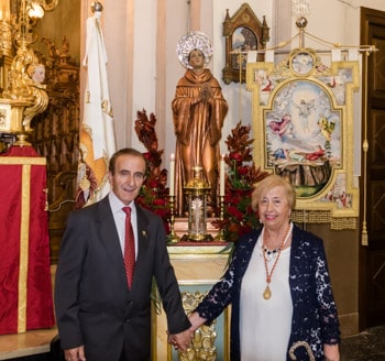 Mª Josefa Inés Cebolla e Ismael Orts Benavent junto a la imagen de San Bernardo