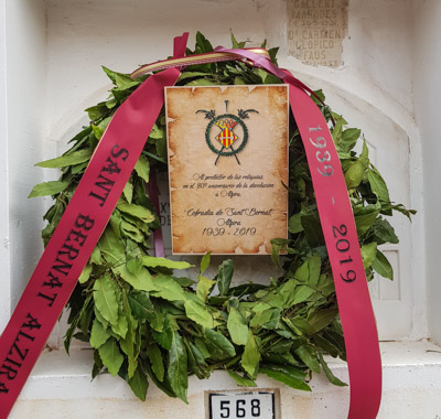 Corona de laurel en la lapida de Jose María Llopico en Onda. Octubre 2019