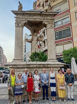 Colocación de las coronas de laurel en los casalicios